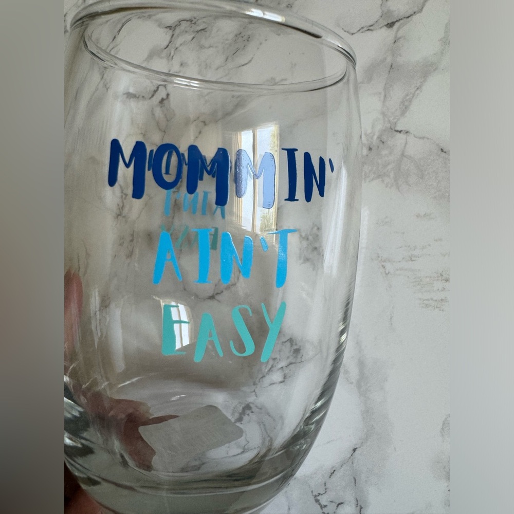 MOMMIN' AIN'T EASY 15.5 OZ  stemless wine glass.